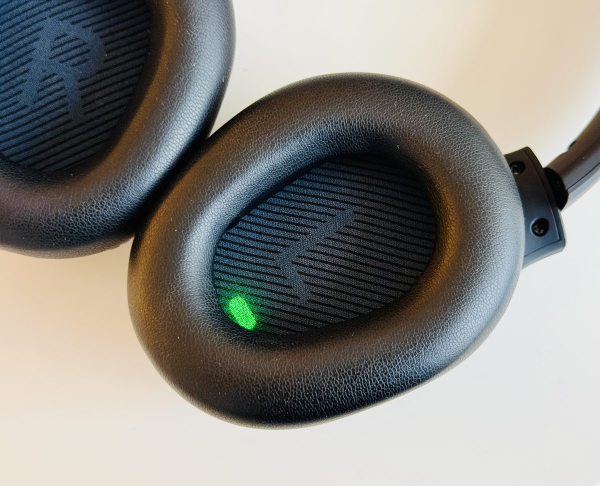 LED-merkkivalot sijaitsevat kuulokekuppien sisäpuolella.