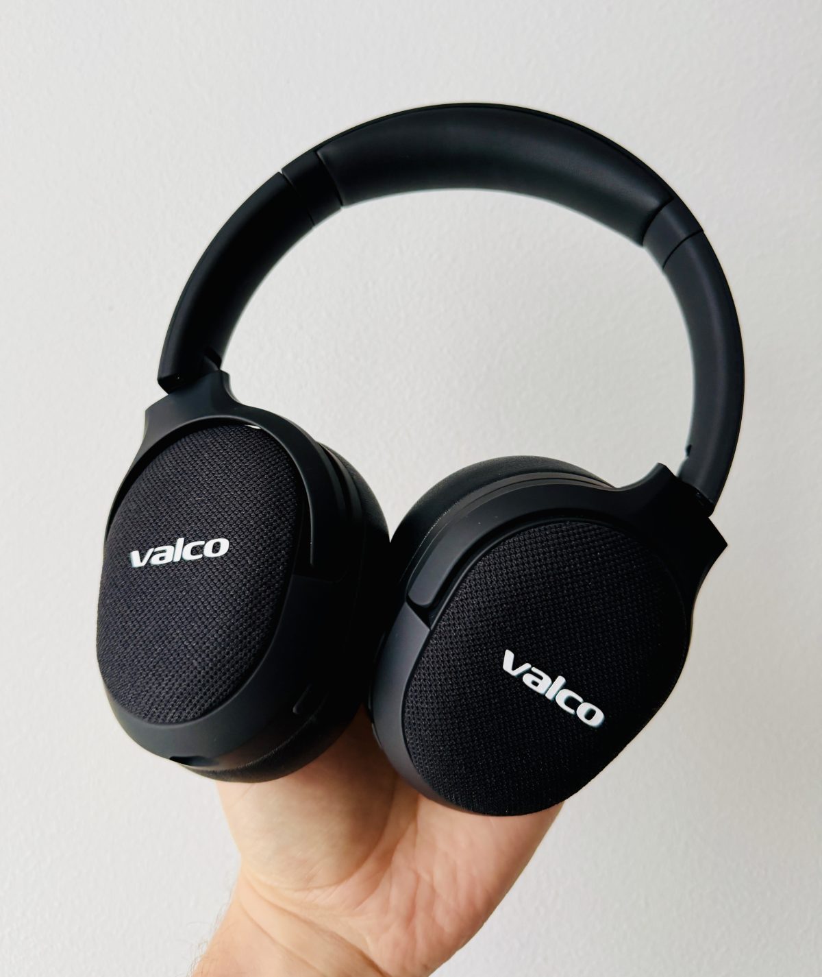 Valco-logo on isosti esillä kuulokkeissa.