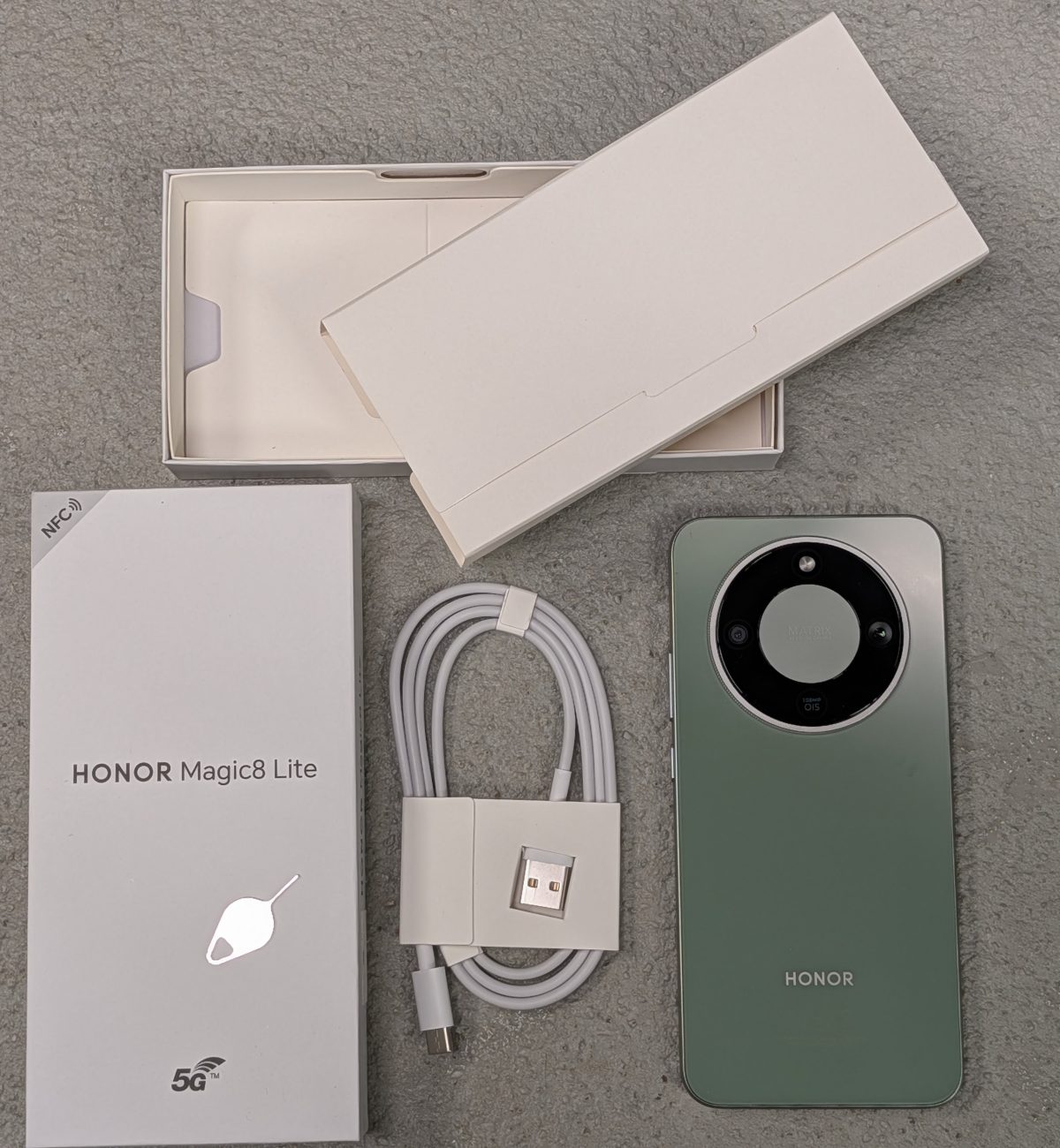 Myyntipakkauksen sisältö.