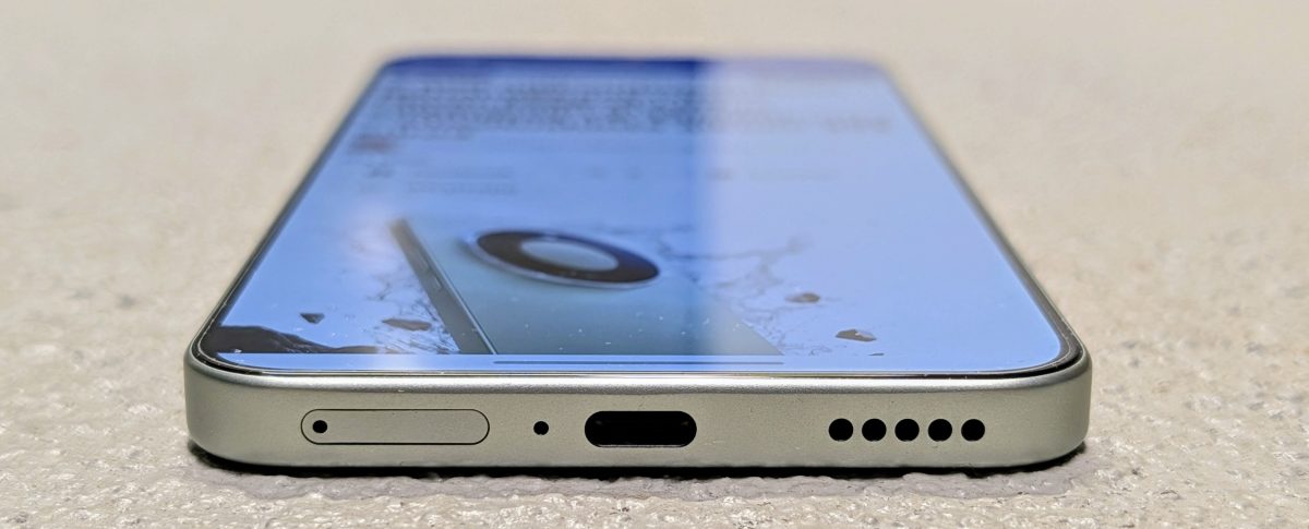 Näyttö on tasainen. USB-C on ainut liitäntä.