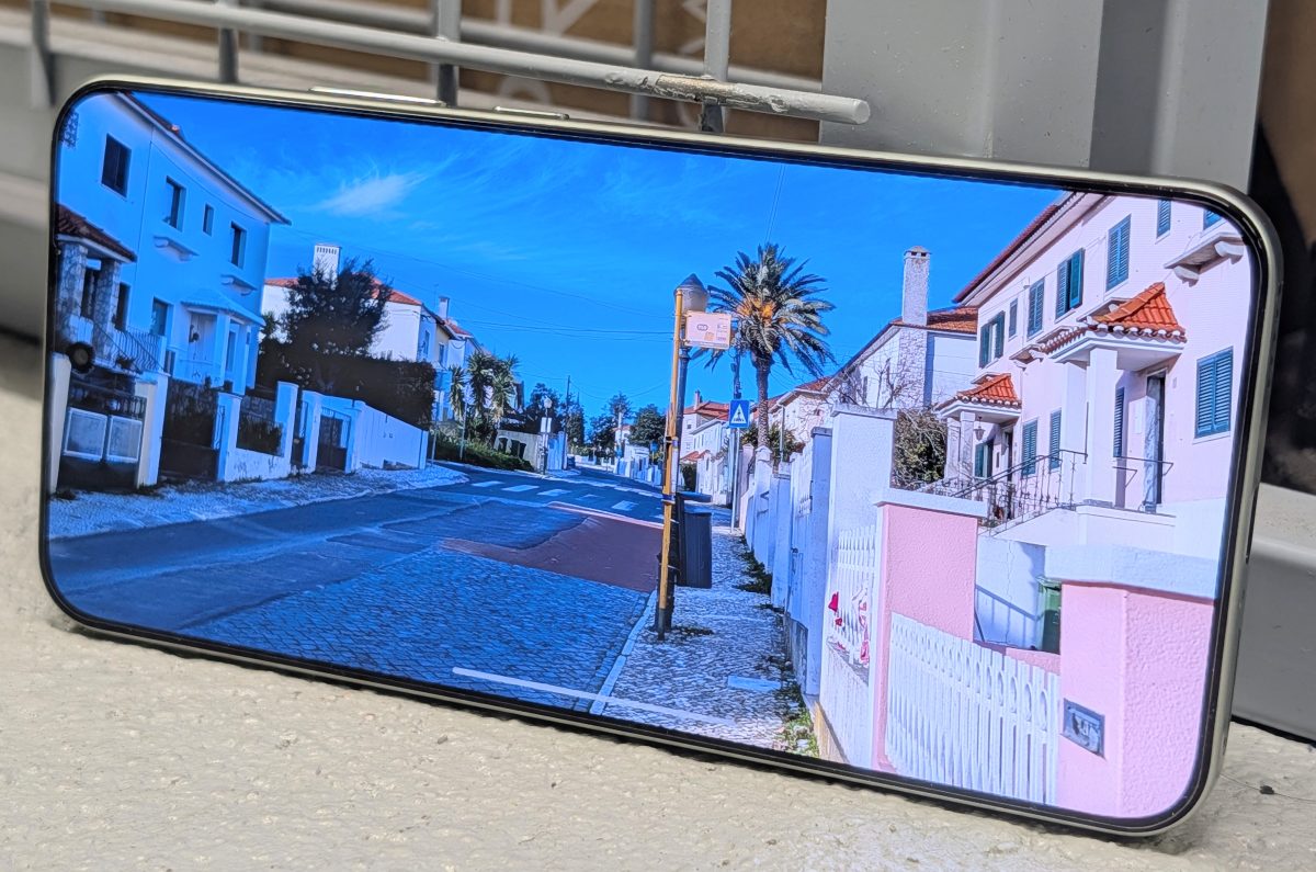 Laadukas, tasainen AMOLED-näyttö tekee videoiden katselusta mukavaa.