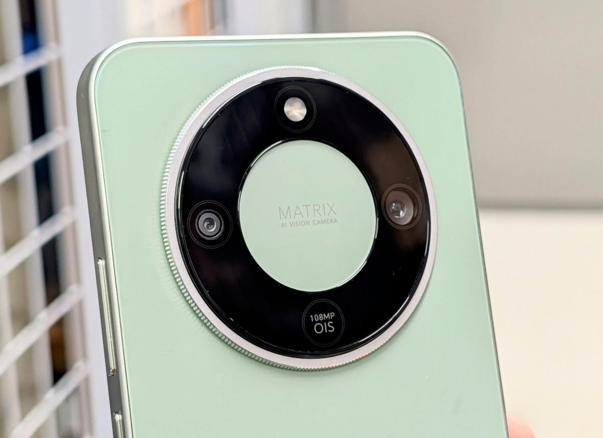 Kamerakokoonpano on sama kuin edeltäjillä.