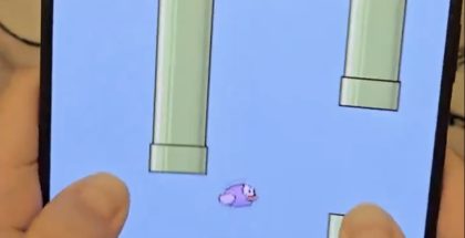 Foldy Birdin pelaaminen onnistuu vain taittuvilla puhelimilla.