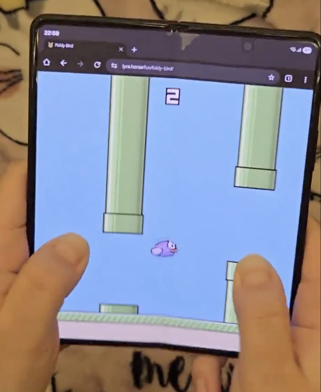 Foldy Birdin pelaaminen onnistuu vain taittuvilla puhelimilla.