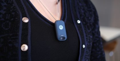 Project Maxwell -laite on mahdollista pukea myös kaulakorun tavoin.