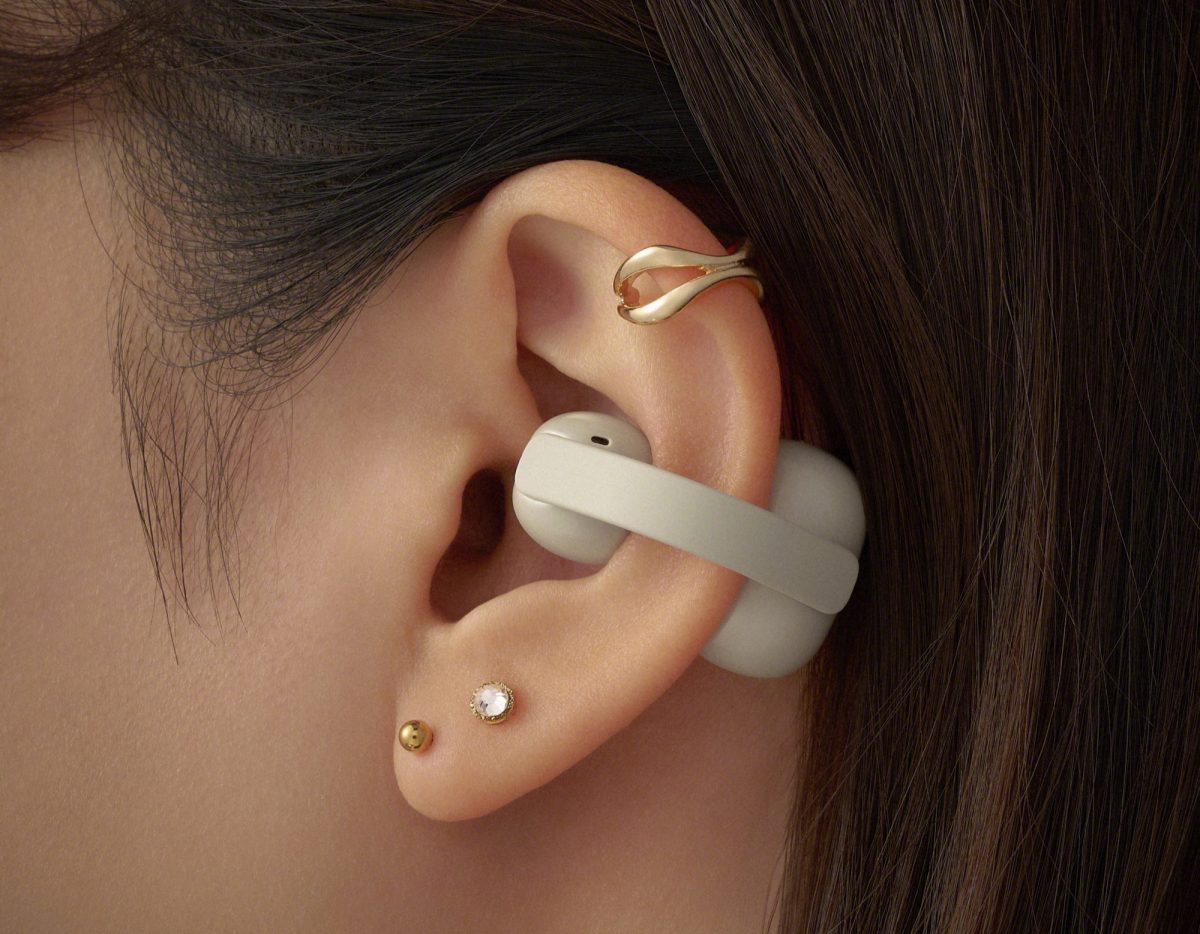 Sony LinkBuds Clip -kuuloke korvassa.