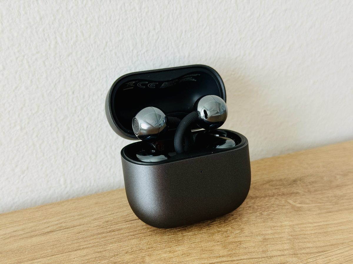 Huawei FreeClip 2 -kuulokkeet kotelossaan.