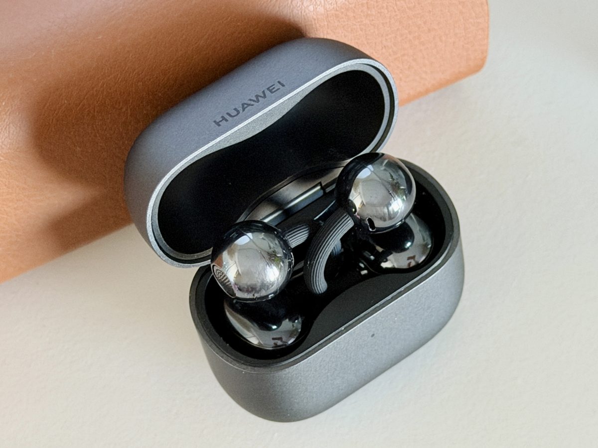 FreeClip 2 -kuulokkeet kotelossaan.