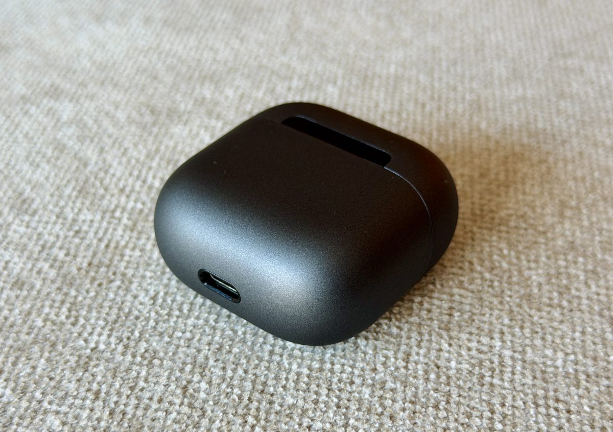 Huawei FreeClip 2 -kotelon lataaminen käy USB-C-liitännän kautta tai langattomasti.