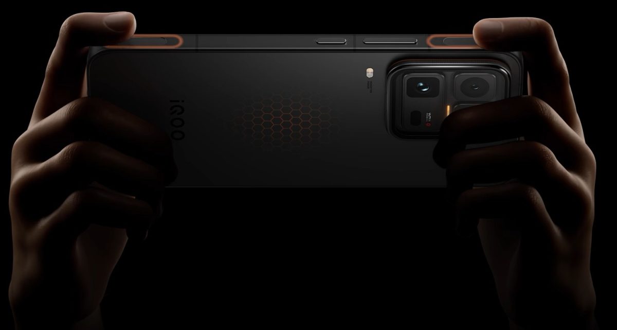 iQOO 15 Ultra sisältää olkapainikkeet.