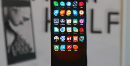Uusi Jolla Phone ja Sailfish OS:n sovellusvalikko.