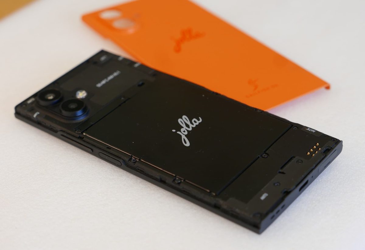 Uusi Jolla Phone takakuori irrallaan.