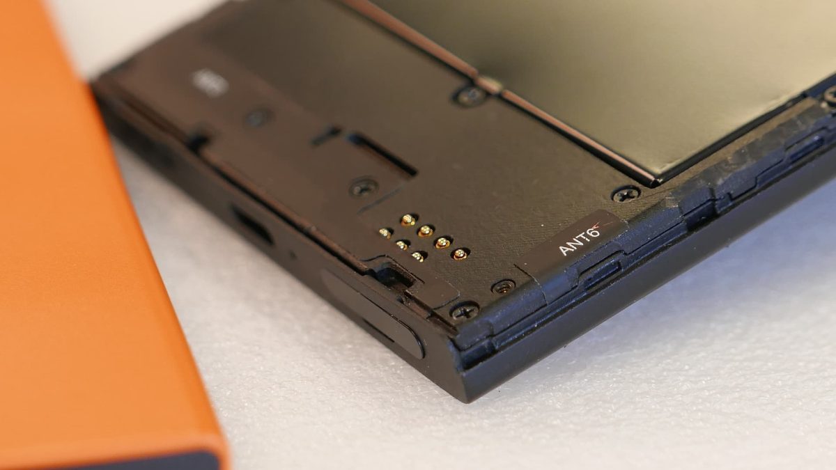 Jolla Phonessa on seitsemän pogo pin -liitintä The Other Half -kuorille.