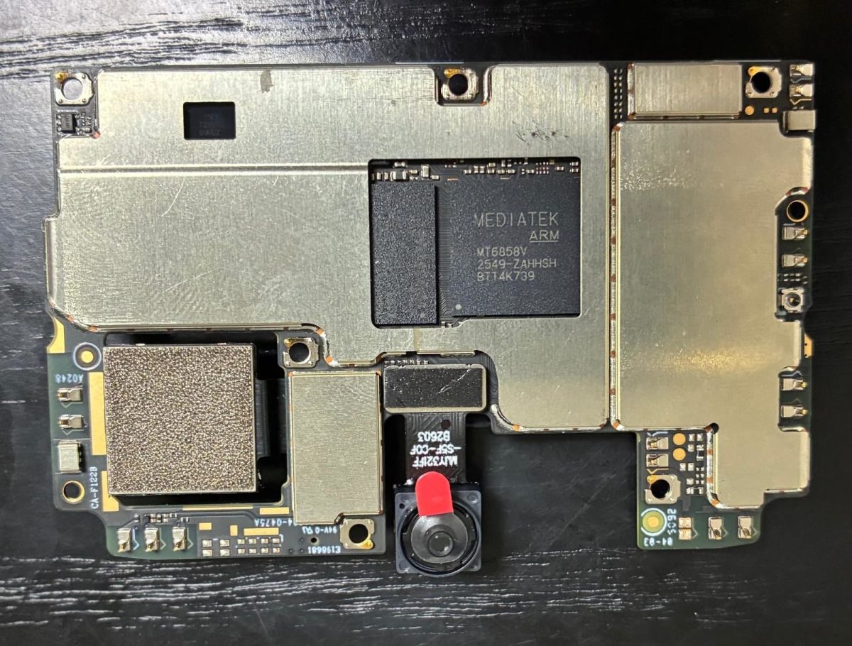 Jolla Phonen piirilevy MediaTek Dimensity 7100 -järjestelmäpiirillä.
