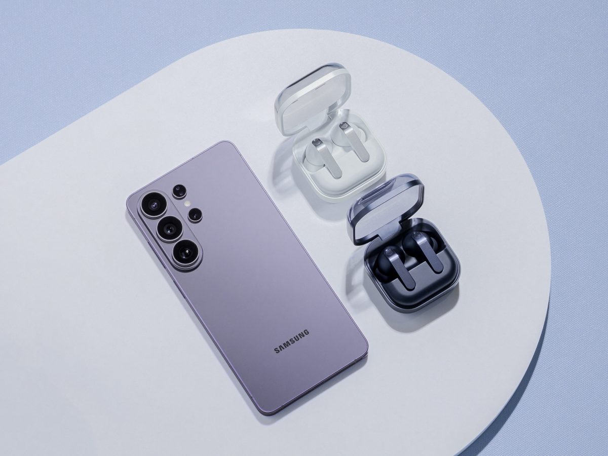 Samsungin Galaxy Buds4 Pro -kuulokkeet valkoisena ja mustana värivaihtoehtona Galaxy S26 Ultran rinnalla.