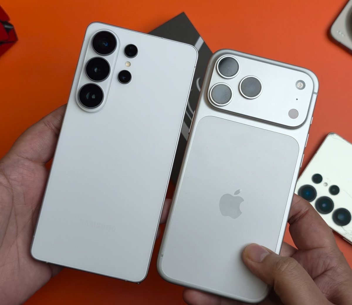 Samsung Galaxy S26 Ultra ja Apple iPhone 17 Pro Max. Kuva: Sahil Karoul / X.