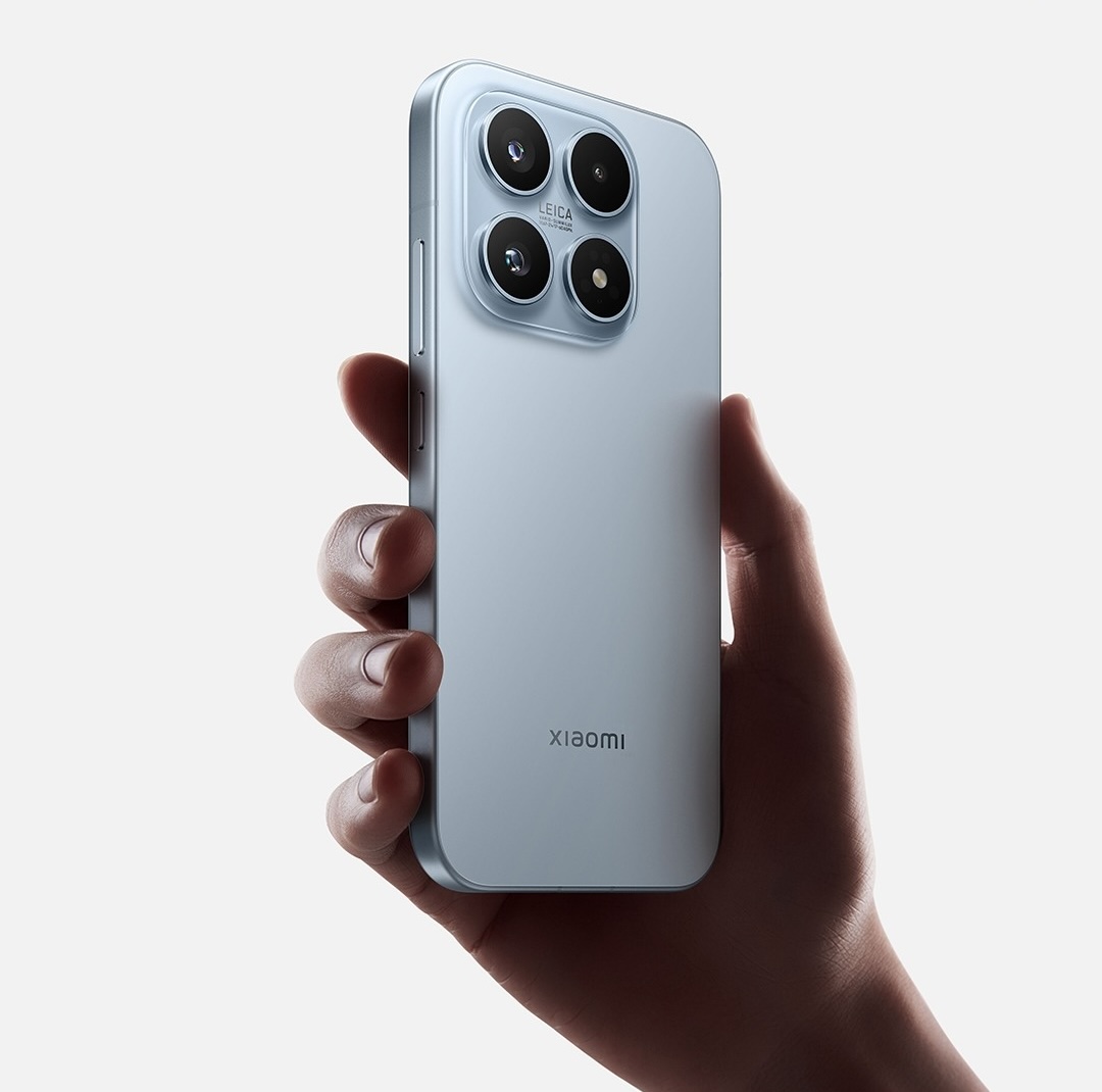 Xiaomi 17 kädessä.