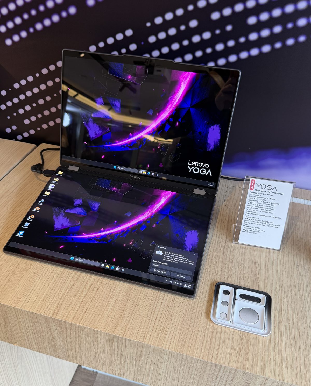 Lenovo Yoga Book Pro 3D Concept sisältää kaksi näyttöä, joista ylempi toistaa 3D-sisältöjä ilman laseja.