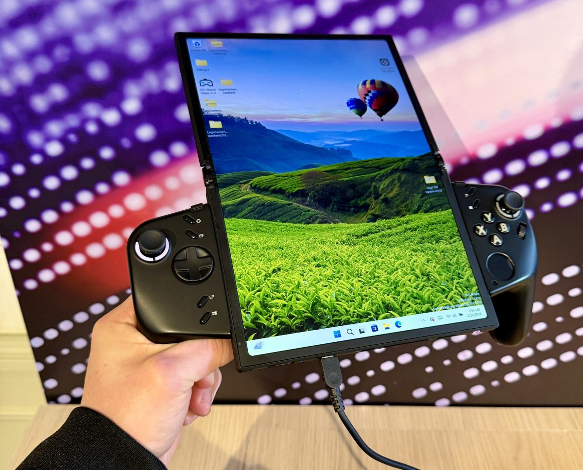 Legion Go Fold näyttö suuremmaksi avattuna.