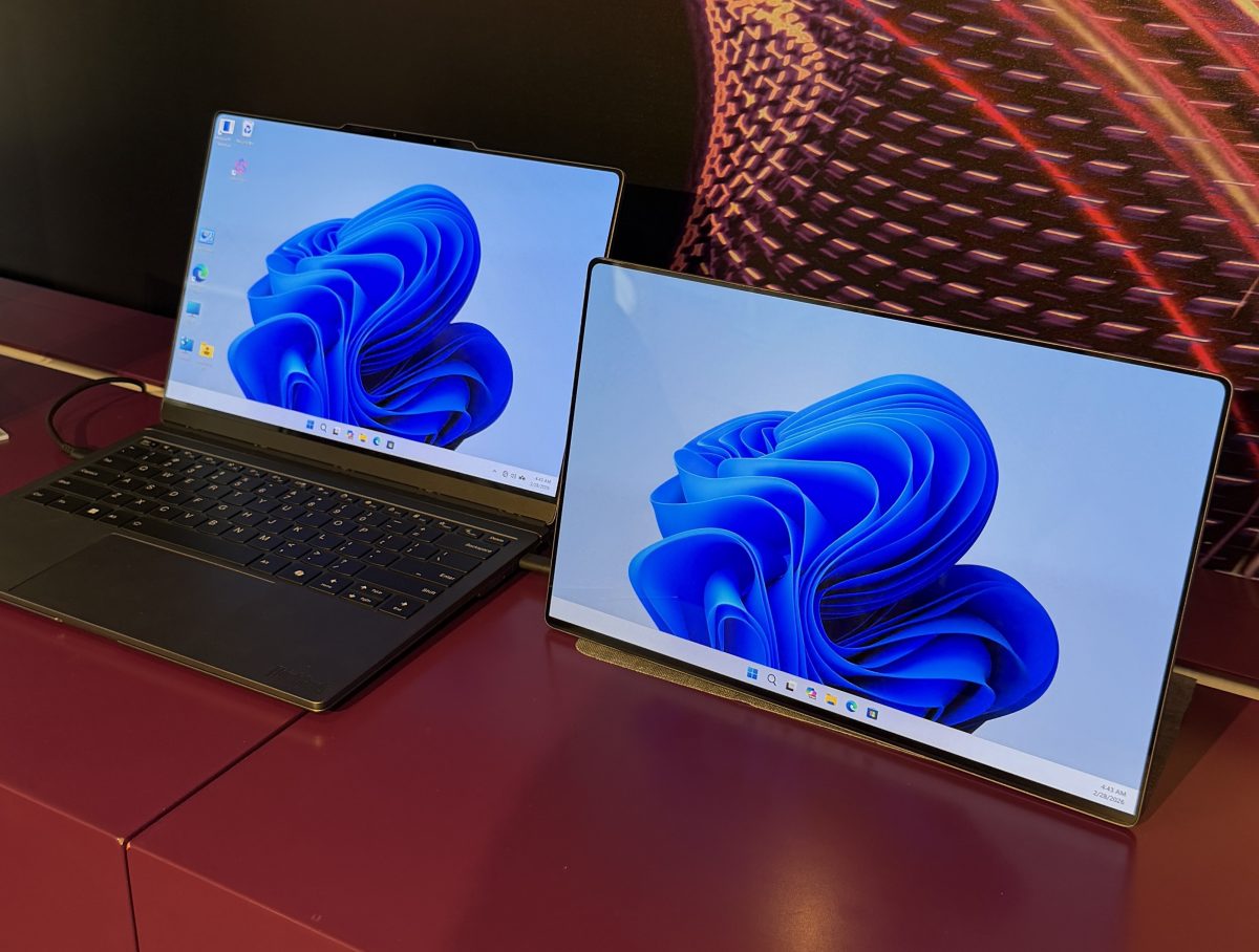 ThinkBook Modular AI PC Conceptin toista näyttöä voi käyttää rinnalla lisänäyttönä tai sen voi kiinnittää kannen toiselle puolelle.