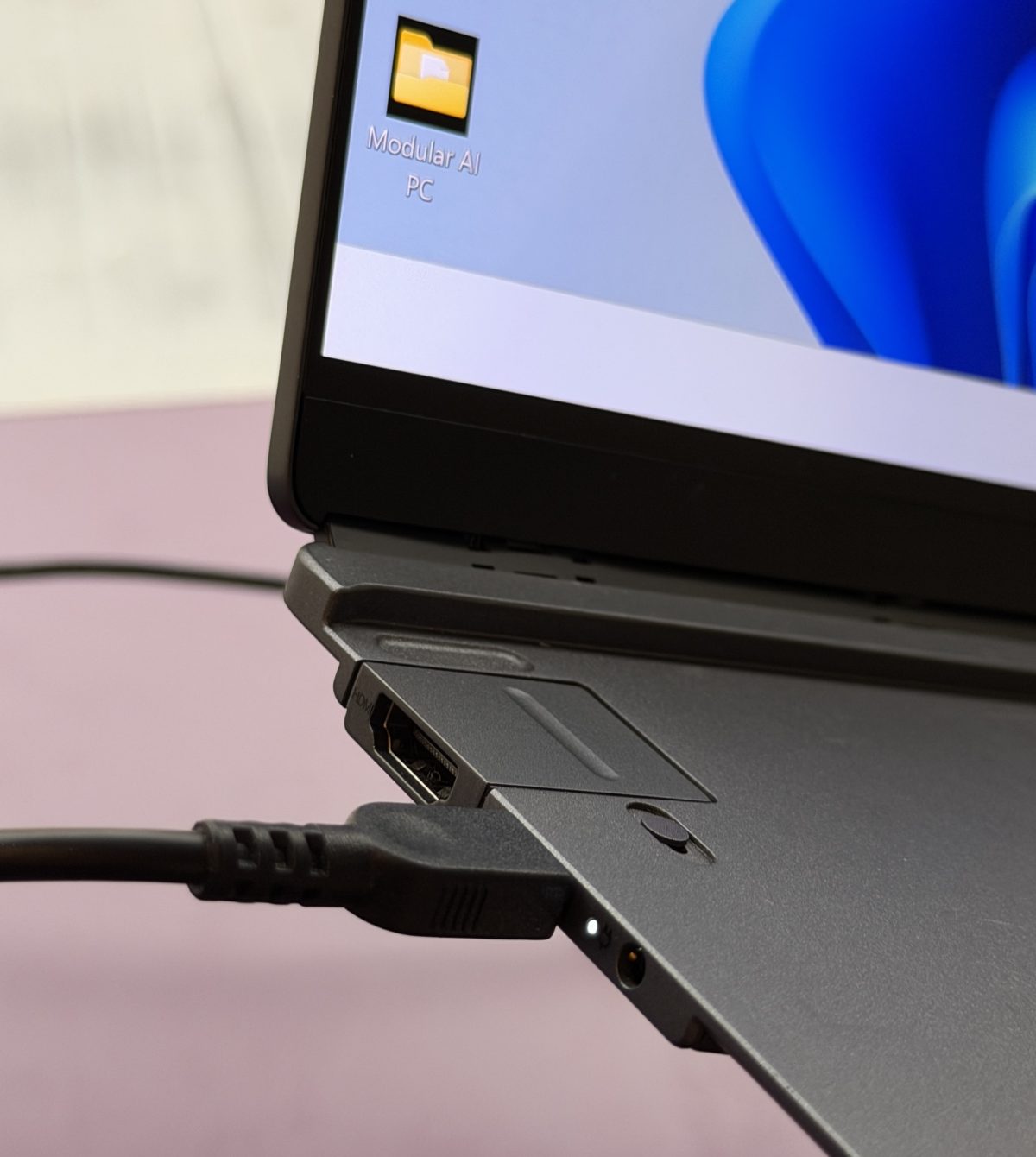 ThinkBook Modular AI PC Conceptin liitäntöjä voi vaihtaa.