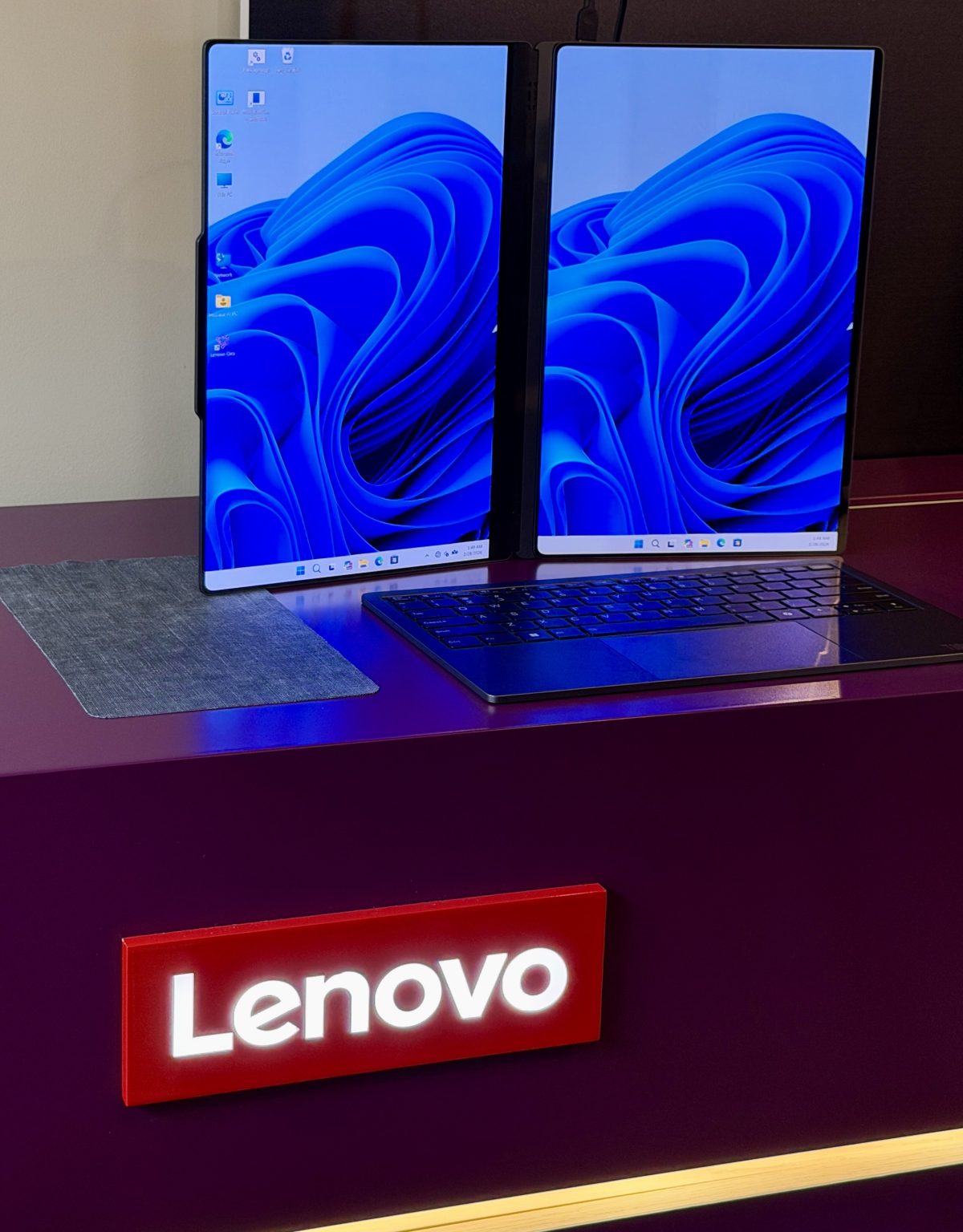 ThinkBook Modular AI PC Concept mahdollistaa kahden näytön rinnakkain pystyasennossa yhdessä irrallisen näppäimistön kanssa.