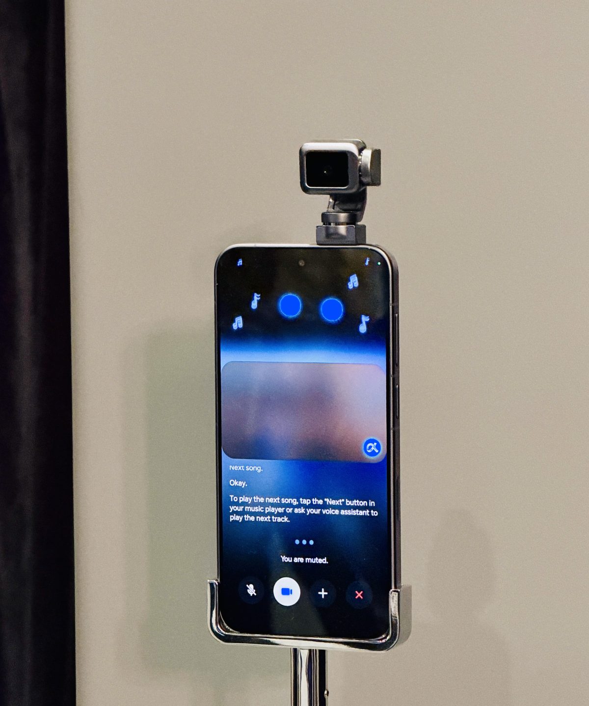 Honor Robot Phone ja gimbal-vakautettu kamera esillä.