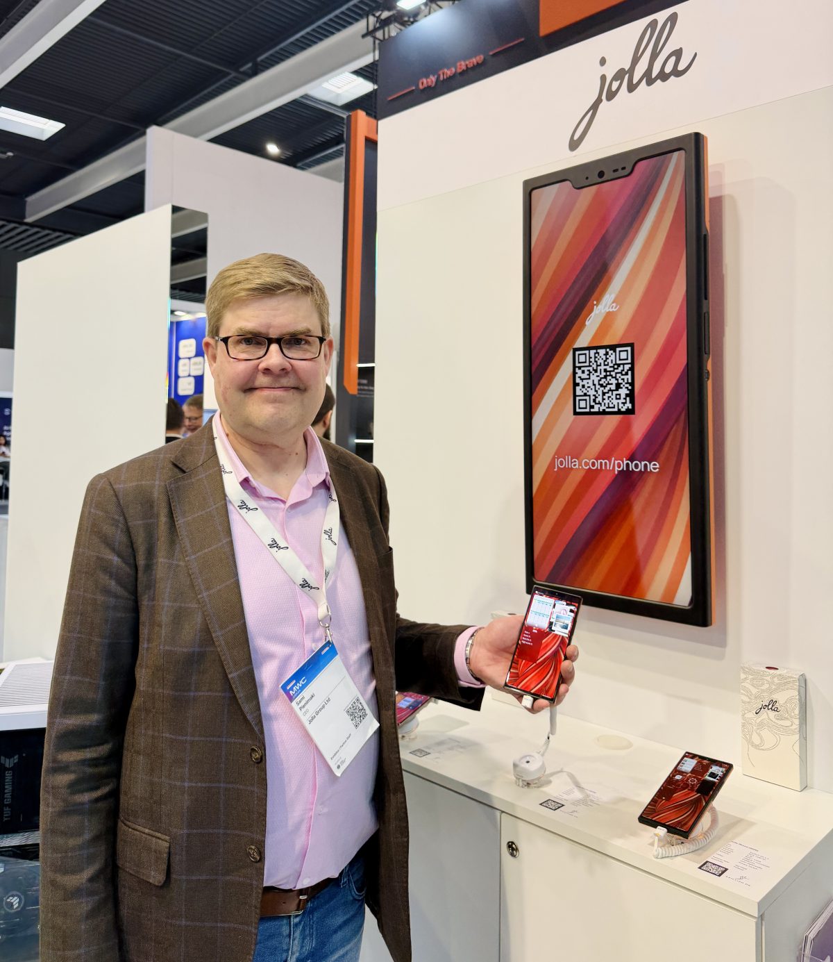 Jollan toimitusjohtaja Sami Pienimäki esittelee uutta Jolla-puhelinta neljä päivää kestävillä Mobile World Congress -messuilla.