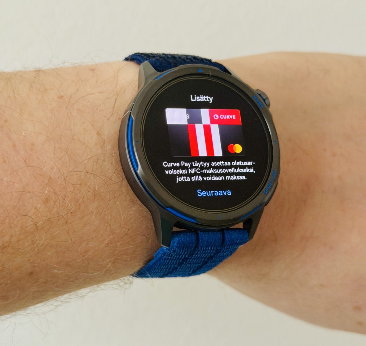 Curve-lähimaksamisen käyttöönotto Huawei-kellossa onnistuu nopeasti muutaamalla eri vaiheella.