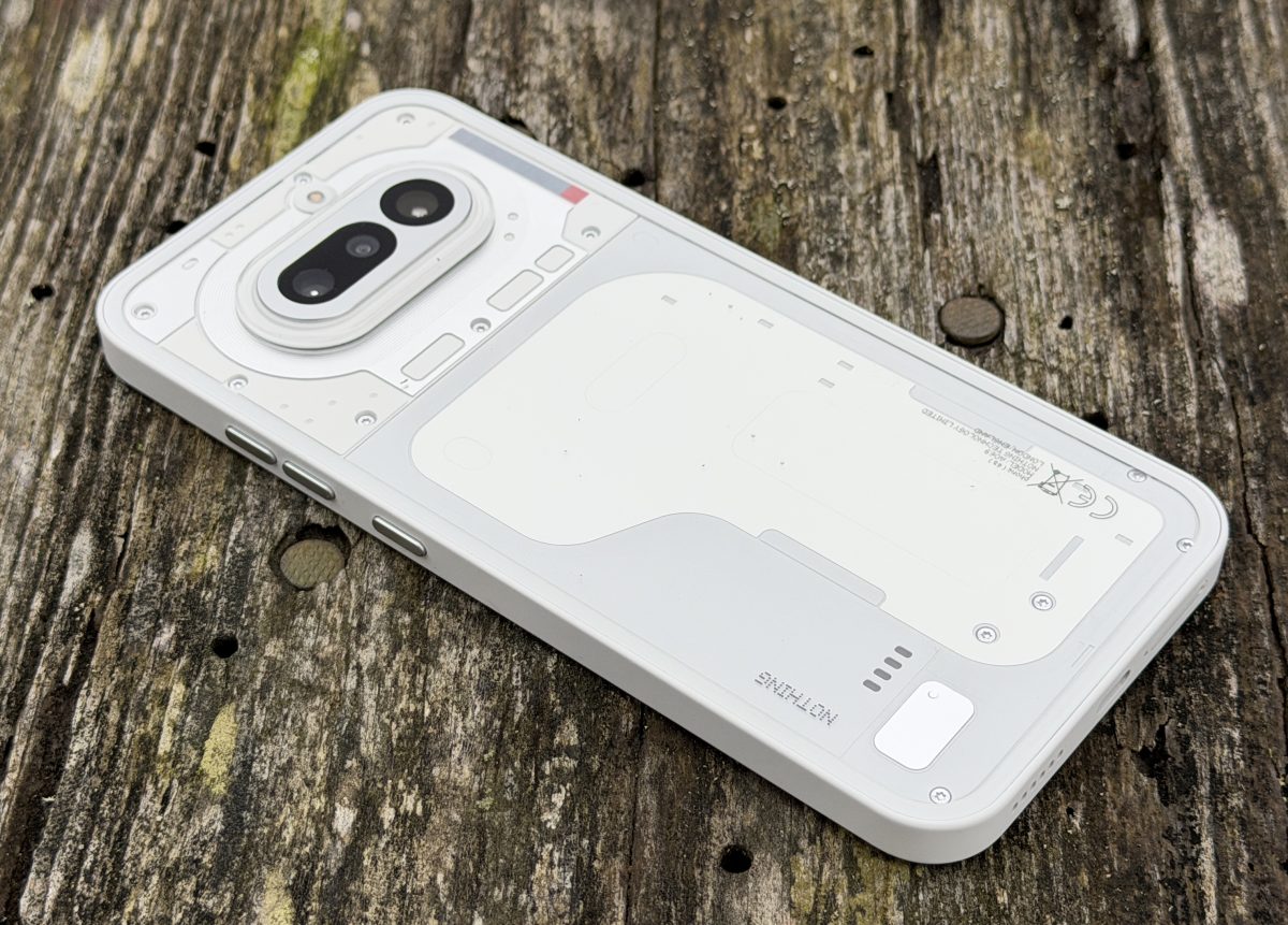 Nothing Phone (4a) tarjoaa hienoisesti päivittyneen kokonaisuuden yhdistettynä erottuvaan designiin.