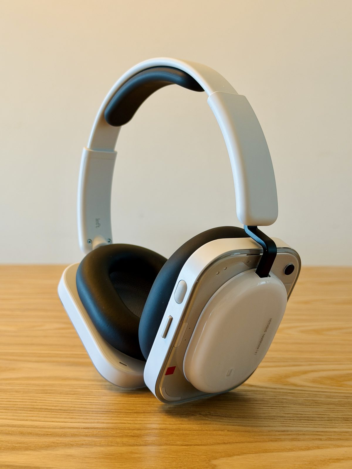 Headphone (a) -kuulokkeet jatkavat Nothingille ominaista muotokieltä.