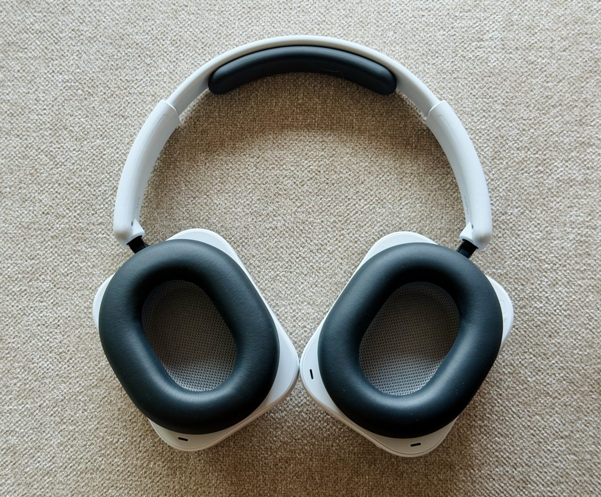 Nothing Headphone (a) -kuulokkeiden sanka ei taitu, vaan ainoastaan kuulokekupit ovat kääntyvät.