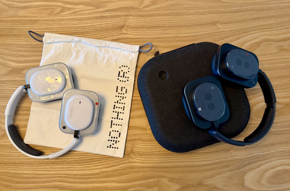 Headphone (a):n kanssa on tyytyminen muoviseen pussiin, eikä mukana tule koteloa, kuten vieressä olevan Headphone (1):n kanssa.