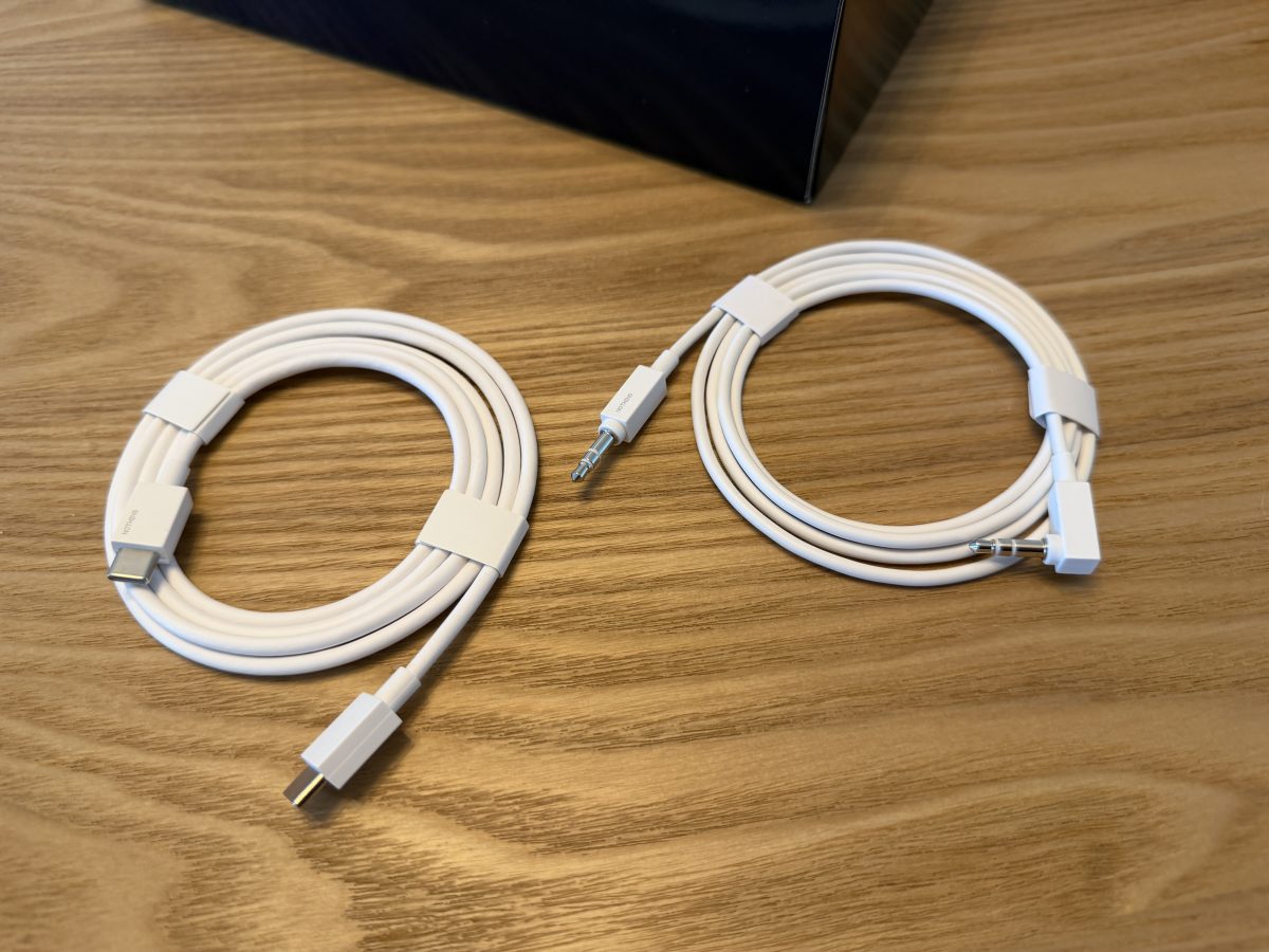 Nothing Headphone (a):n myyntipakkaukseen sisältyy USB-C-USB-C-kaapeli lataamiseen sekä 3,5 millimetrin päillä varustettu kaapeli langalliseen käyttöön. Molemmat ovat pituudeltaan 1,2 metriä.
