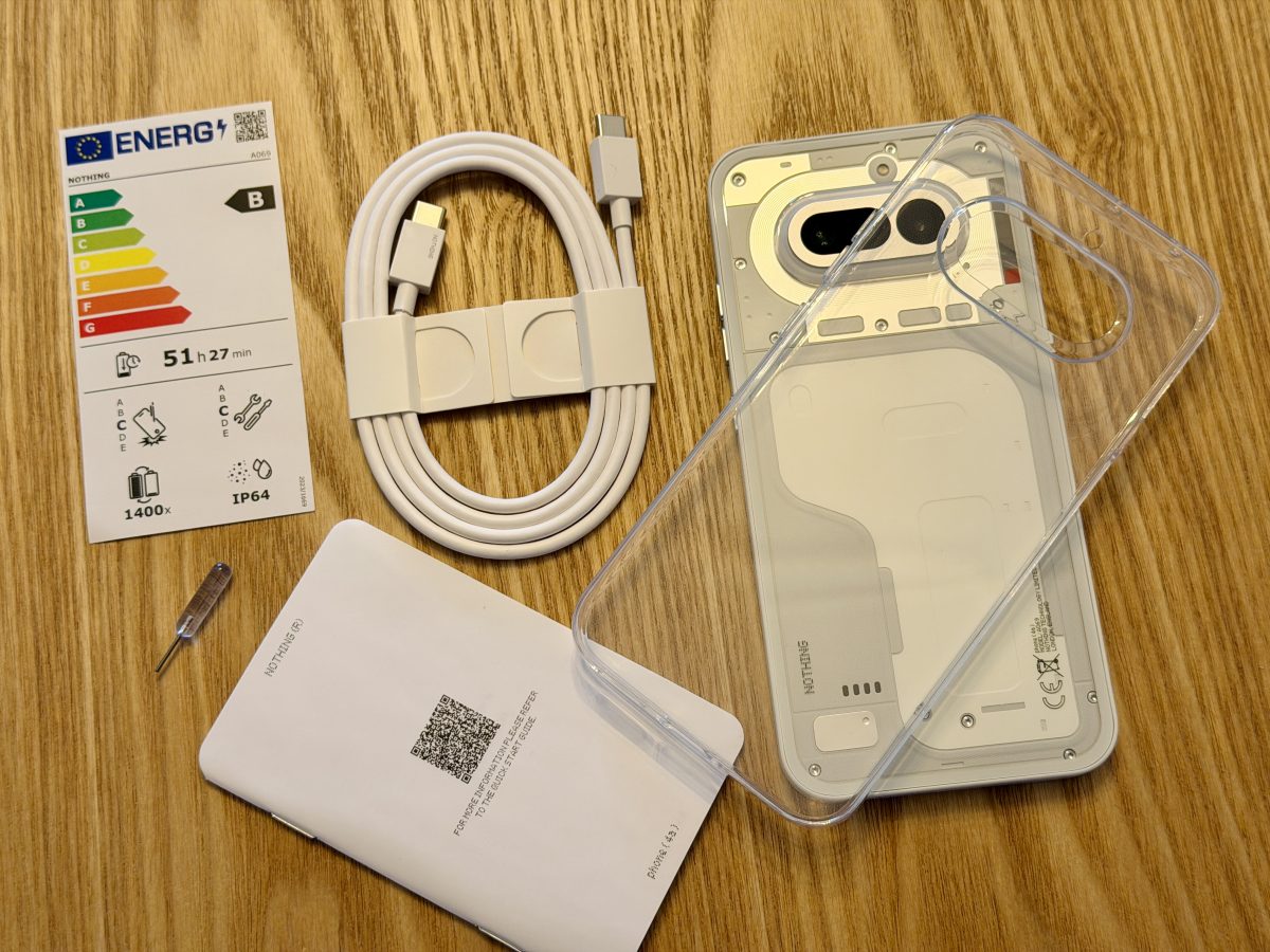 Phone (4a):n mukana toimitetaan myös suojakuori.