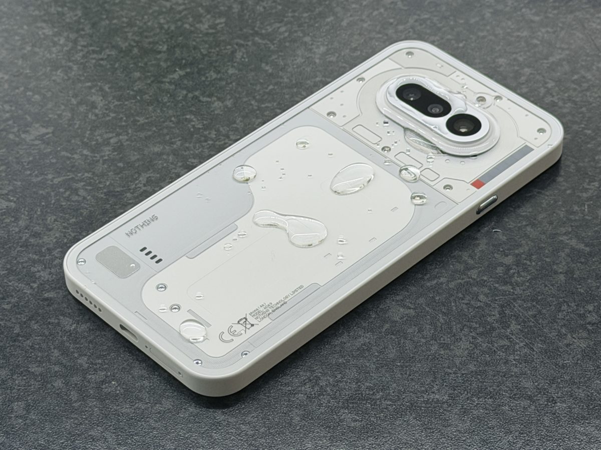 IP-luokituksensa perusteella Phone (4a) ei kestä upotusta veteen.