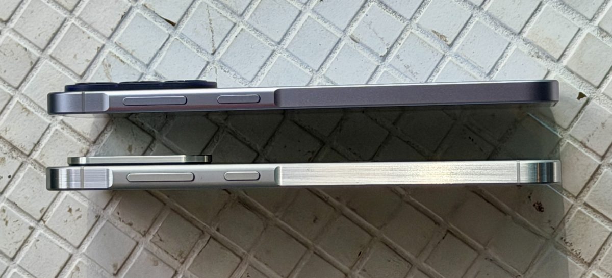 Galaxy A57 5G on ohuempi kuin edeltäjänsä Galaxy A56 5G. Vertailukuvassa ylempänä Galaxy A57 5G ja alempana Galaxy A56 5G.