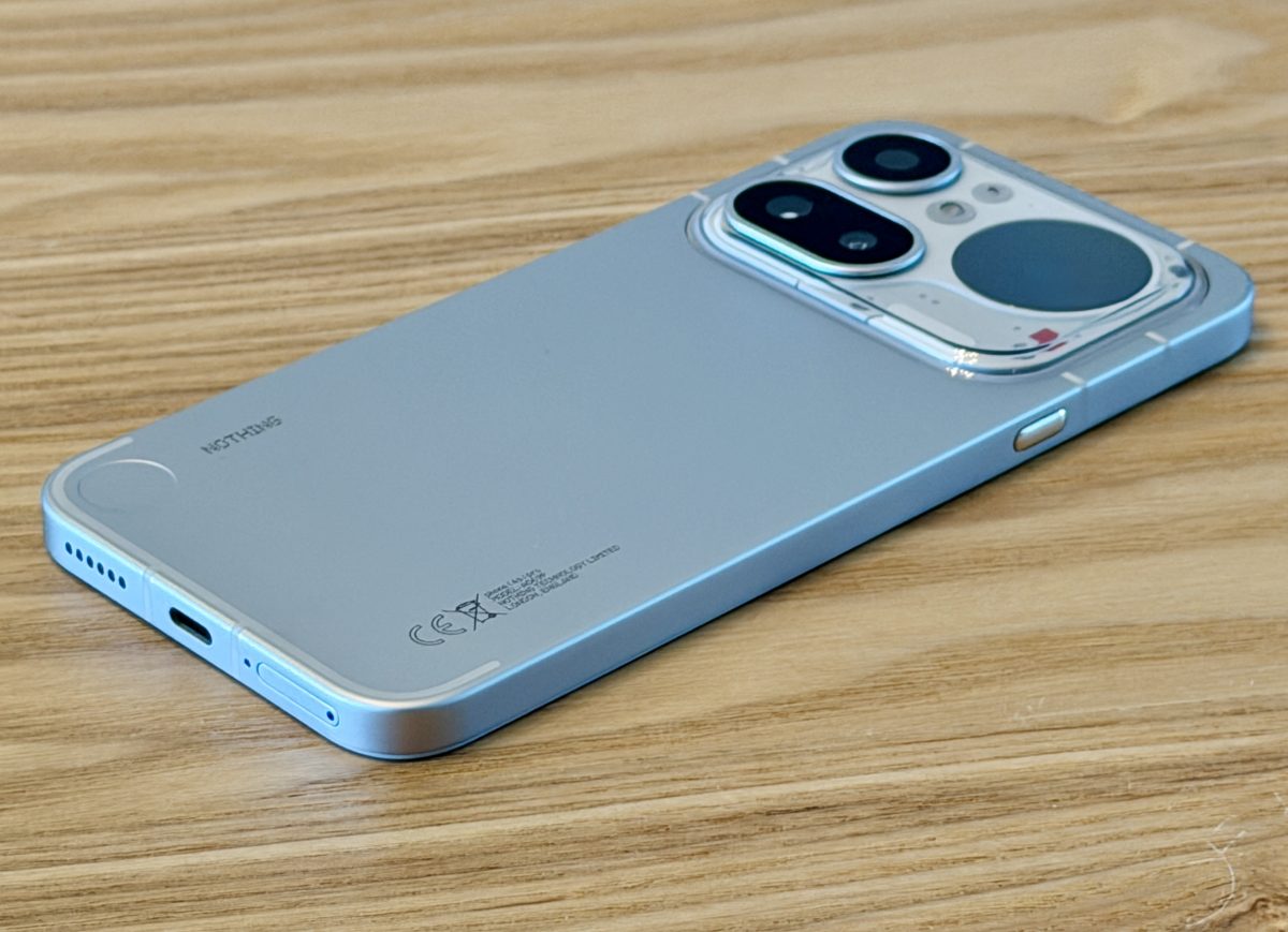 Nothing Phone (4a) Pro on nykyisin älypuhelimissa harvinaisella tavalla metallirakenteinen.