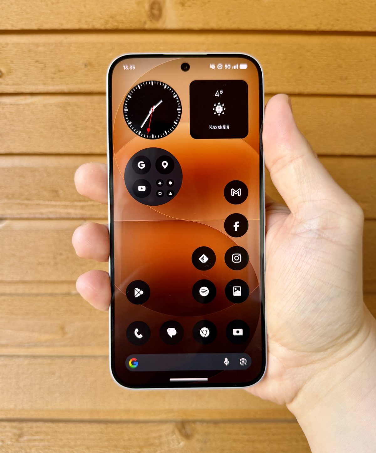 Nothing Phone (4a) Pron näyttö on kookas, kirkas, tarkka ja sulava.