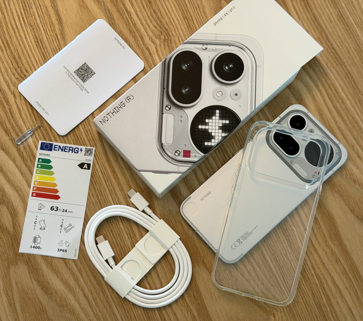 Nothing Phone (4a) Pron myyntipakkauksen sisältö.