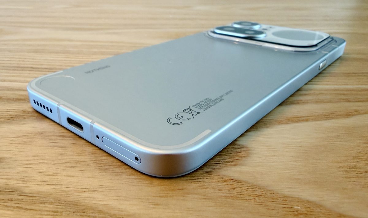 Nothing Phone (4a) Prossa on tyylikäs ja laadukkaan tuntuinen alumiinirunko.