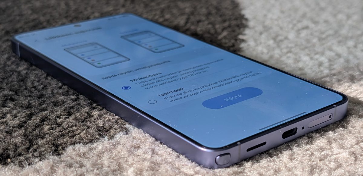 Näyttö on tasainen, kirkas ja tarkka.