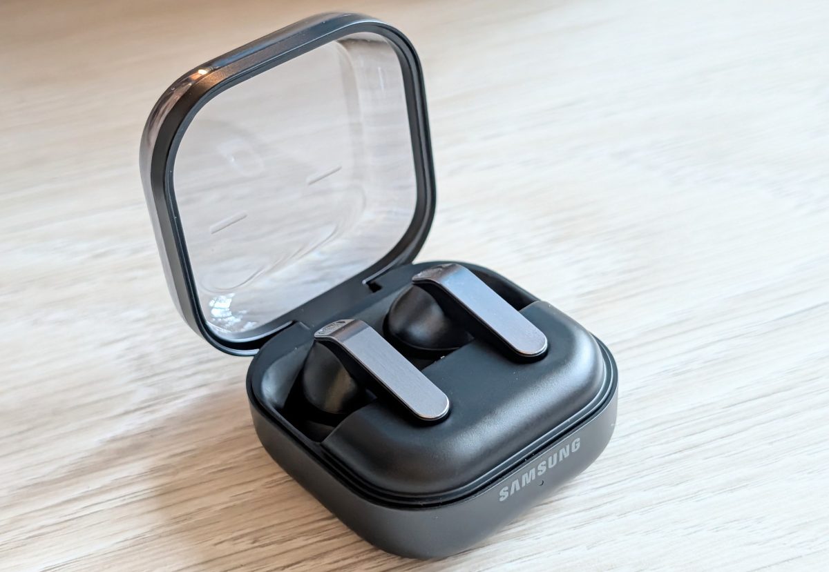 Galaxy Buds4 Pro tukee sekä kosketus- että nyökkäyseleitä.