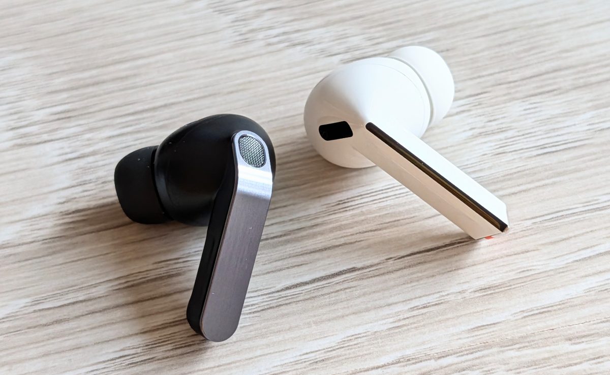 Kuulokkeiden muotoilu on hillitympi ja istuvuus parempi - kenties lyhyemmän varren ansiosta.