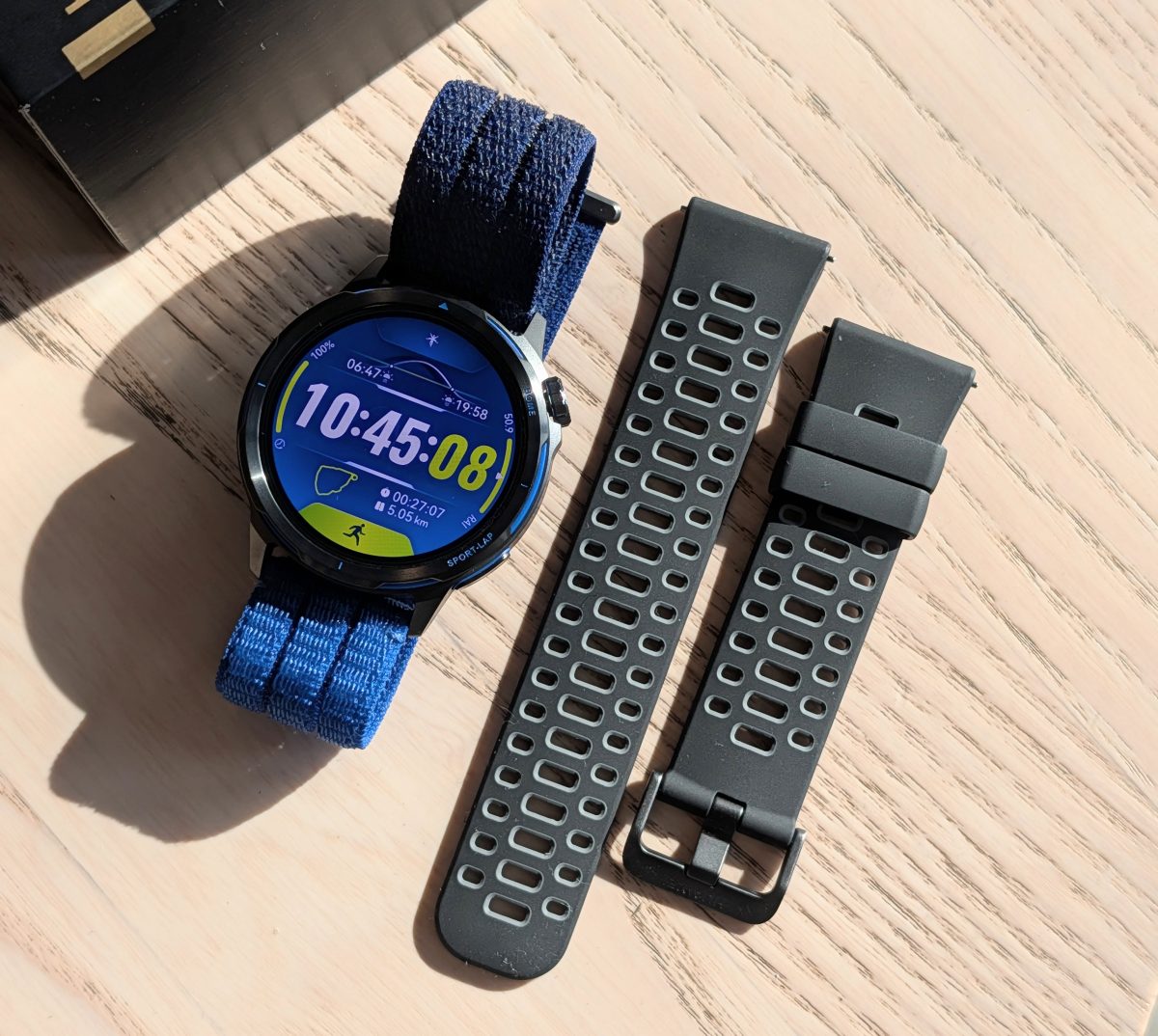 Myyntipakkaus sisältää kaksi ranneketta.