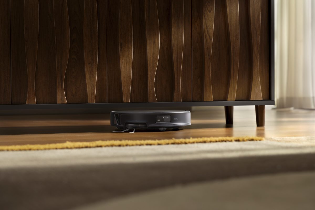 Roborock Saros 20 mahtuu matalienkin huonekalujen alle.