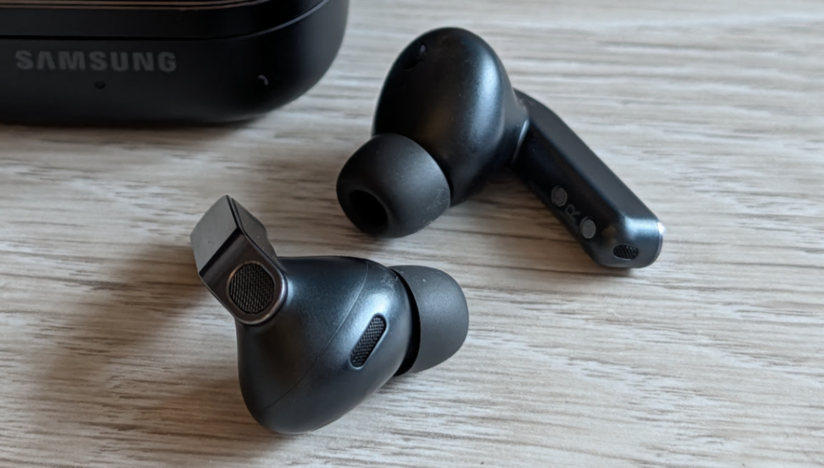 Kuulokkeissa on kaksitie-kaiutinrakenne.