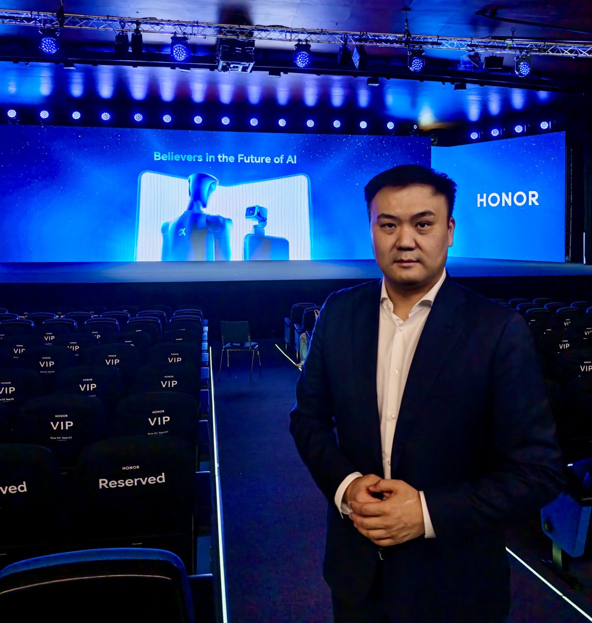 Honorin Keski- ja Itä-Euroopan ja Pohjoismaiden alueen johtaja Zachary Jiang, kuvattuna sunnuntaina 1. maaliskuuta Honorin lanseeraustilaisuuden yhteydessä Barcelonassa.