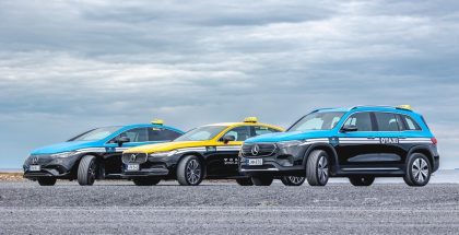 Kuvassa Otaxin taksiautoja.