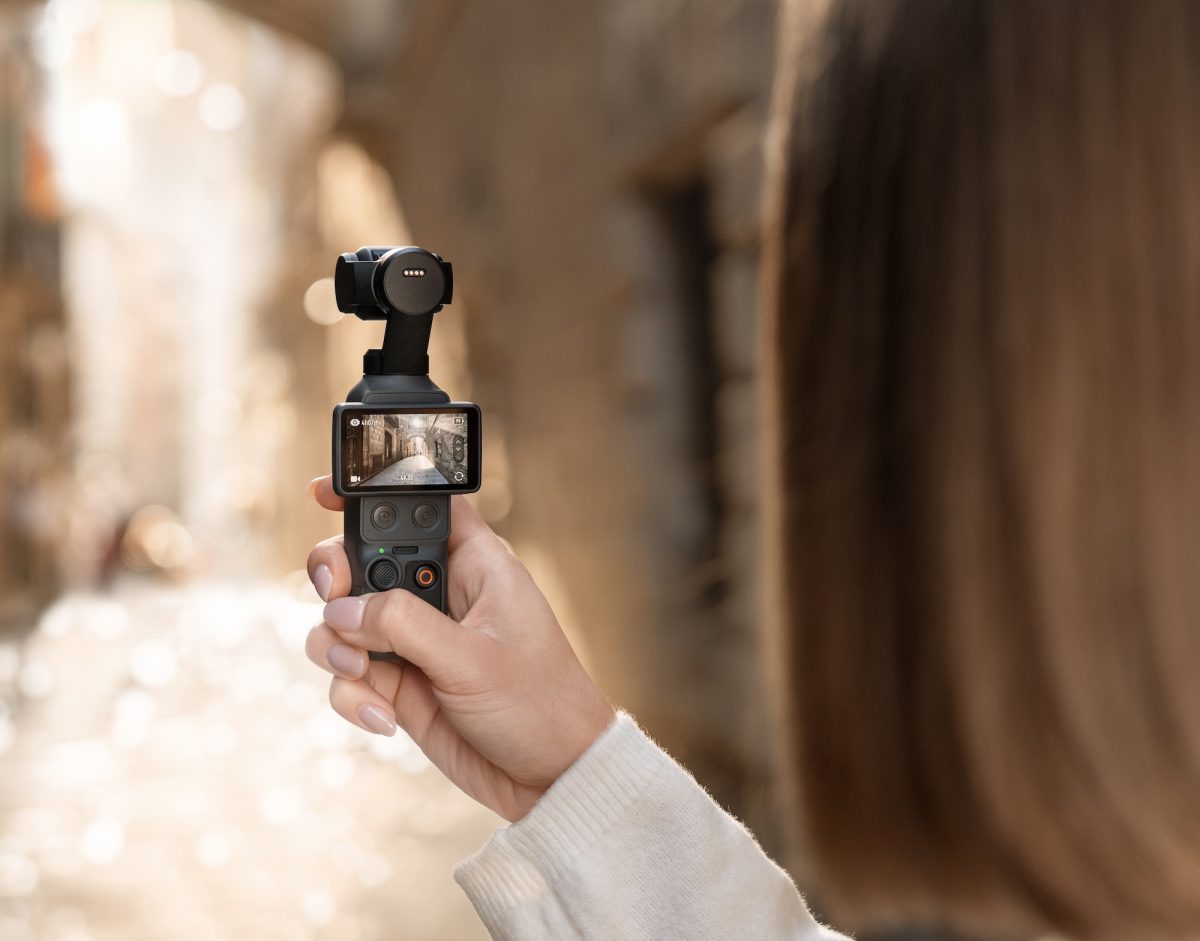 DJI Osmo Pocket 4 kädessä.